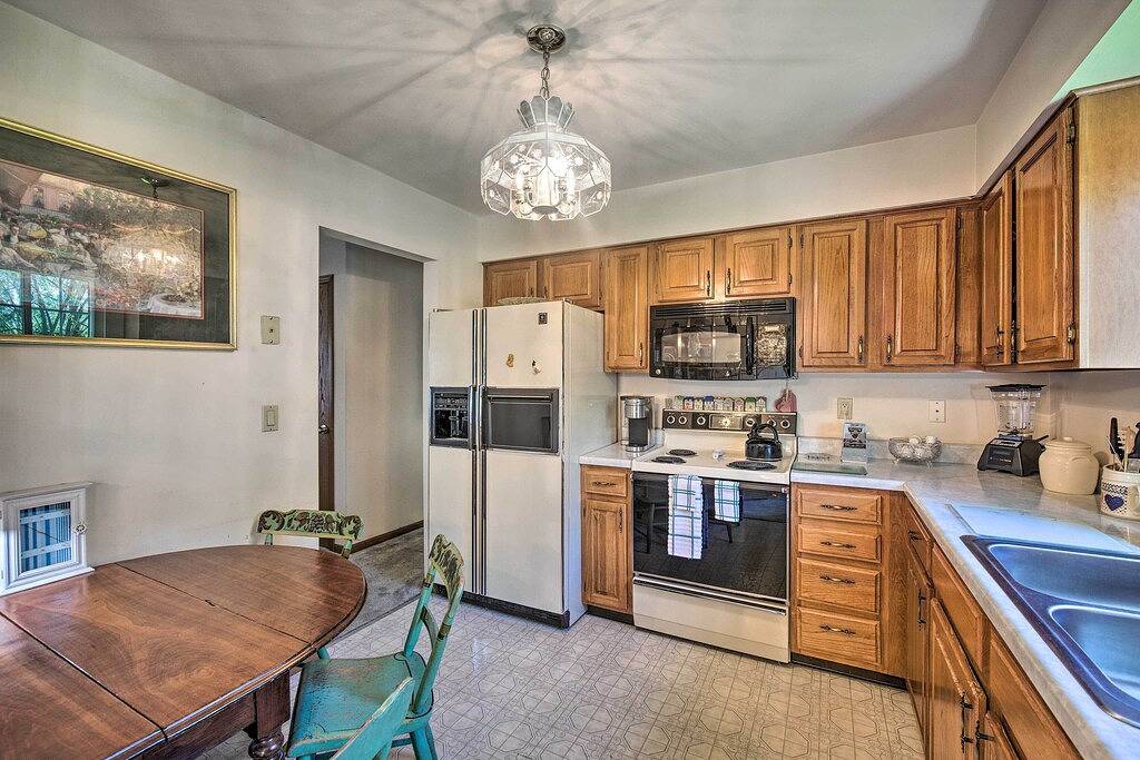 12 Mi to Hersheypark: Family Home w/ Deck! in Dauphin County