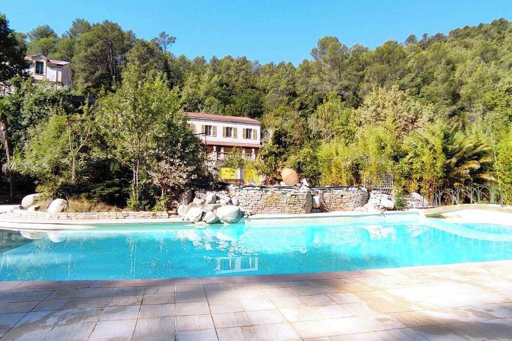 Fully-equipped mobile in a quiet, private domain. in Méounes-lès-Montrieux, Brignoles region