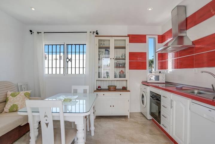 Apartamento inteiro, Apartamento "Juan 2" perto da praia com vista para o mar, ar condicionado e terraço in Playa de los Bateles (Conil de la Frontera), Conil de la Frontera