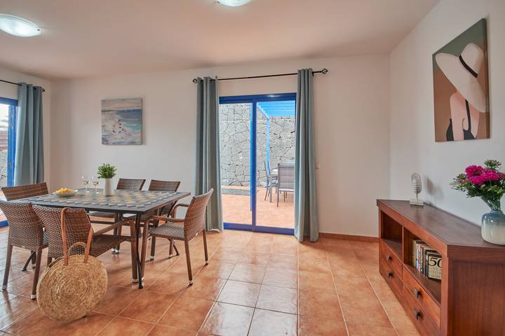 Hel lägenhet, Vacation 'Maria Del Mar' with Mountain View, Private Pool and Wi-Fi in Playa Blanca, Yaiza