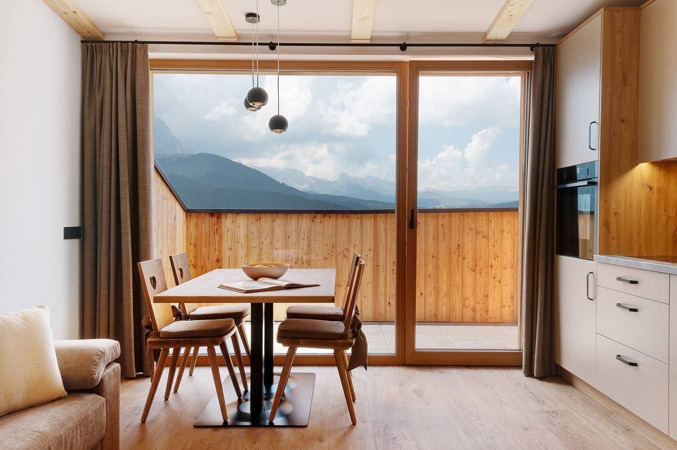 Entire apartment, Apartment 'Lat' with Mountain View, Shared Garden and Wi-Fi in Daunei, Wolkenstein