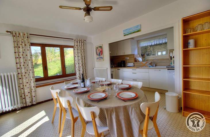 Gîte pour 8 personnes, avec jardin dans Rhône - 4