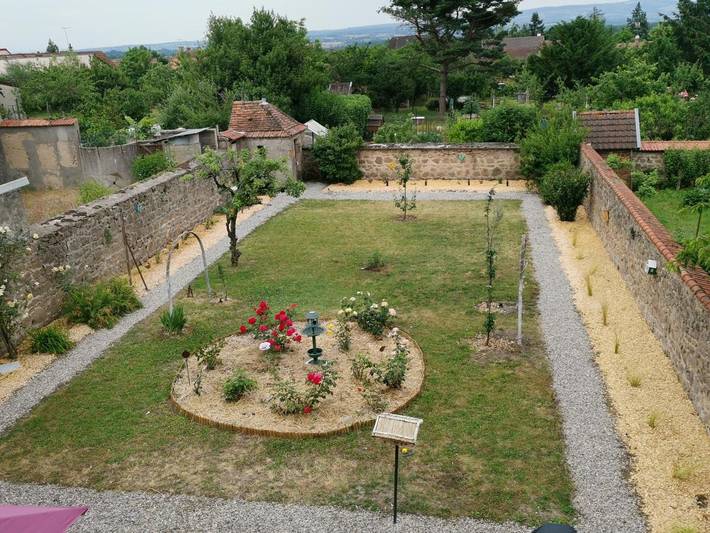 Gîte pour 2 personnes, avec terrasse ainsi que sauna et jardin à Montmarault - 2