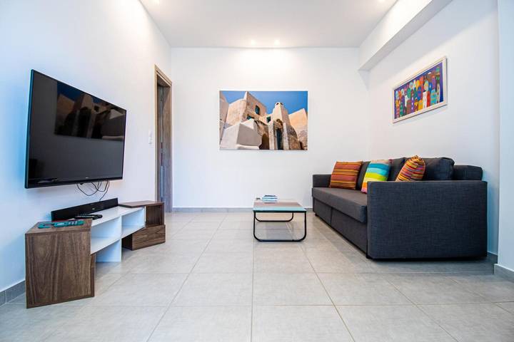 Apartamento entero, Apartamento 'Economy Semi-Basement 2' con vistas a la montaña, Wi-Fi y aire acondicionado. in Perissa, Santorini