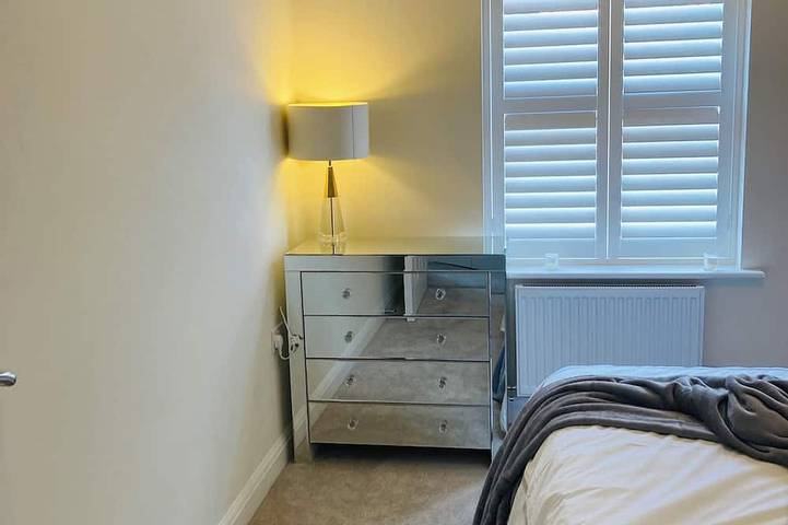 House-Sleeps 8 -Parking-Garden in Kettering, Northamptonshire