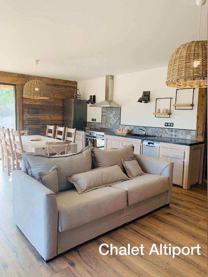 Gîte pour 10 personnes, avec Terrasse ainsi que Jardin et Vue à Saint-Maurice-de-Ventalon
