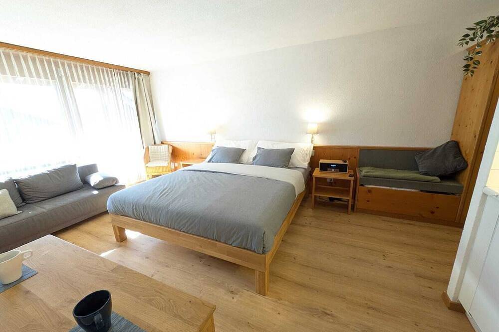 Ganze Wohnung, Studio with balcony, Niesen view & parking near Interlaken, Thunersee & Blausee in Aeschi bei Spiez, Thunersee