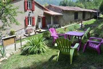 Gîte pour 9 personnes, avec jacuzzi ainsi que terrasse et jardin dans l' Ariège
