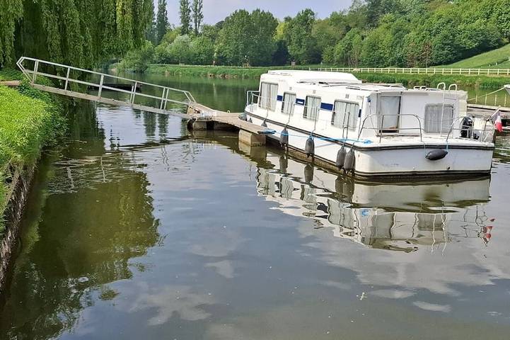Péniche pour 9 personnes à Chenillé-Changé