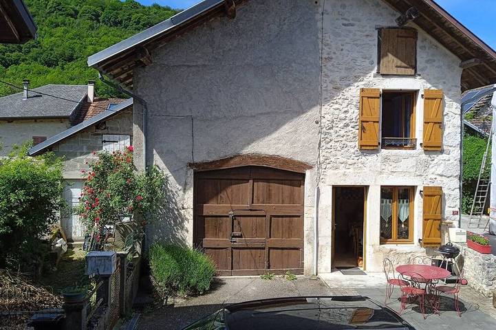 Location de vacances pour 3 personnes, avec terrasse dans Magnieu