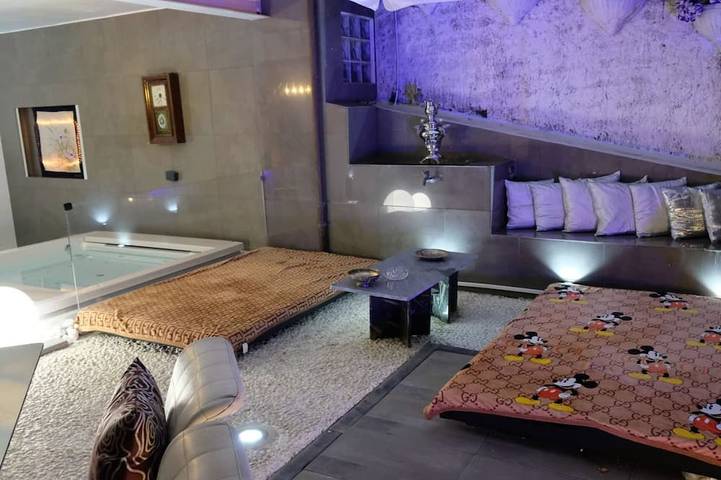 Ferienhaus für 7 Personen, mit Whirlpool und Garten sowie Pool