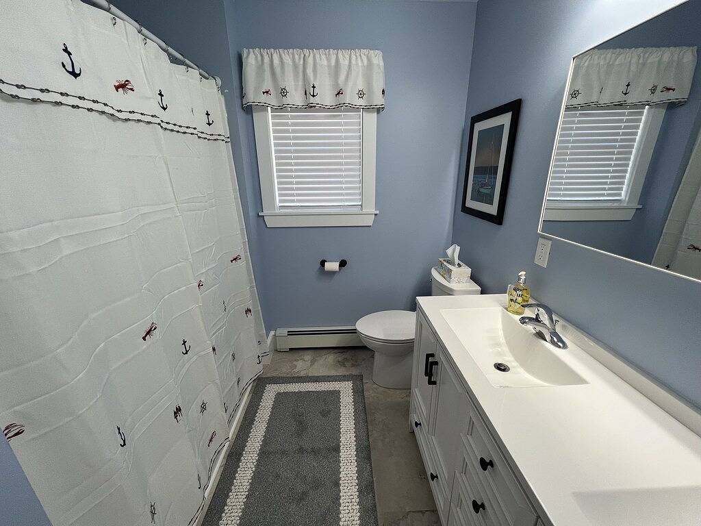 Newly renovated 3 bedroom, 2 bath bungalow, just steps to downtown Bbh. in Boothbay Harbor, Lincoln County (Maine)