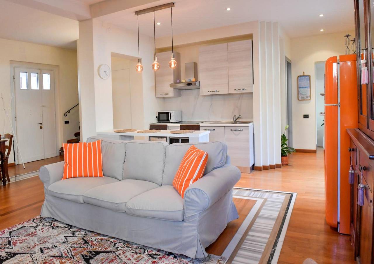 Entire apartment, Apartment 'Il Villino Di Monic' with Private Garden in Pisa, Italian Riviera