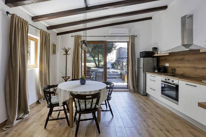 Ferienwohnung für 4 Personen, mit Balkon in Jezera