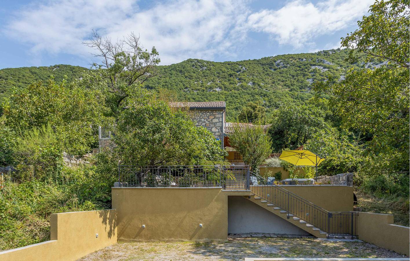 Appartement confortable de 2 chambres avec terrasse, Wi-Fi et parking - À 2,5 km du littoral in Kraljevica, Primorje-Gorski Kotar