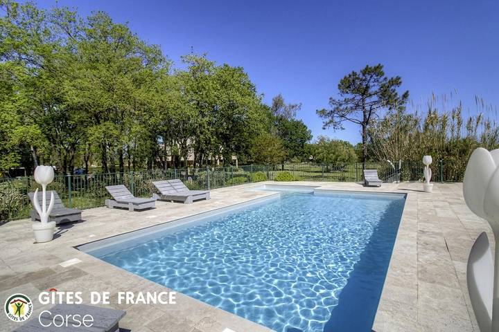 Gîte pour 4 personnes, avec Terrasse et Piscine