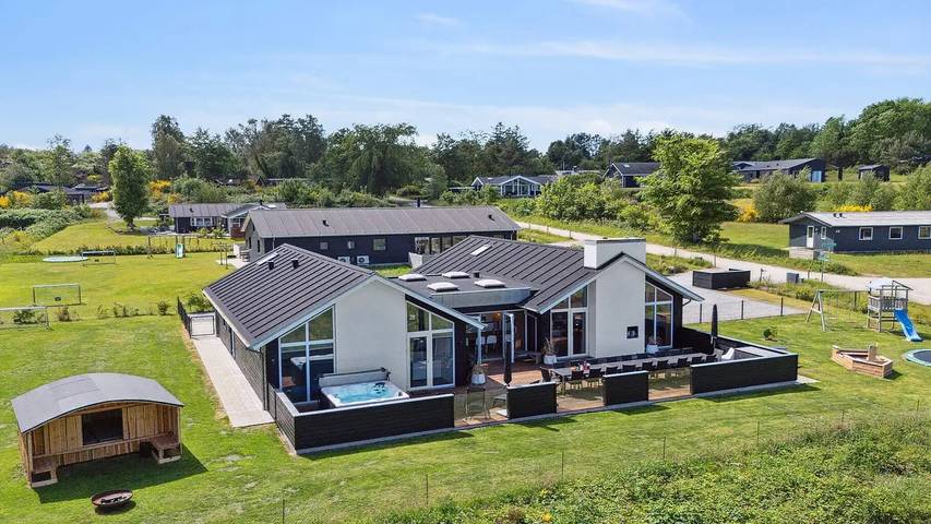 Ferieudlejning for 21 personer, med jacuzzi og pool såvel som sauna og terrasse i Bønnerup Strand