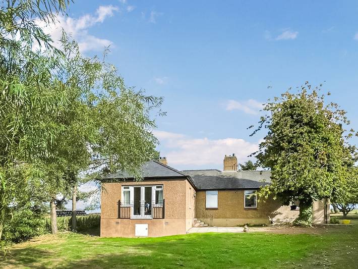 Log cabin for 7 people, with garden in East Lothian
