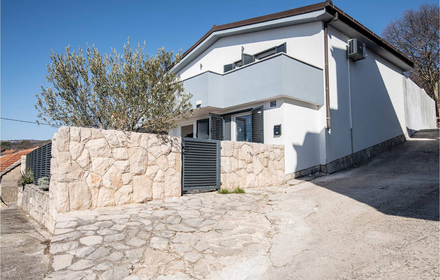 Geräumige 2-Zimmer-Wohnung mit Pool, Parkplatz und Terrasse in Imotski, Makarska Riviera