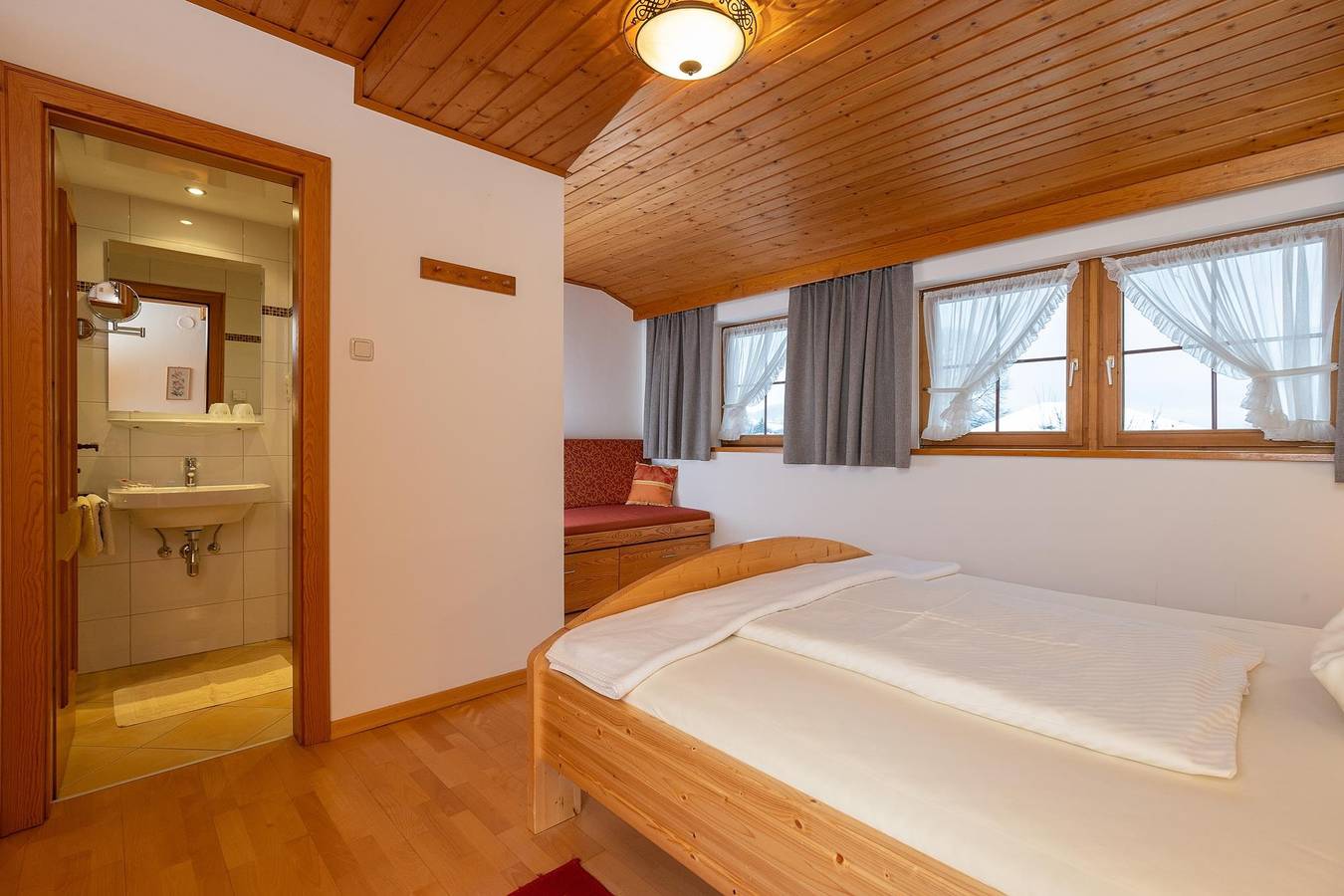 Ganze Ferienwohnung, Appartement mit Balkon 2-4 P. Haus Frühauf (Nr.F5) in Seeboden, Bezirk Spittal an der Drau