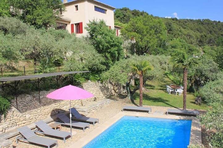 Location de vacances pour 8 personnes, avec Terrasse et Jardin à La Roque-sur-Pernes