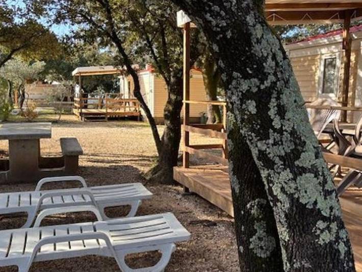 Camping pour 5 personnes, avec terrasse et piscine