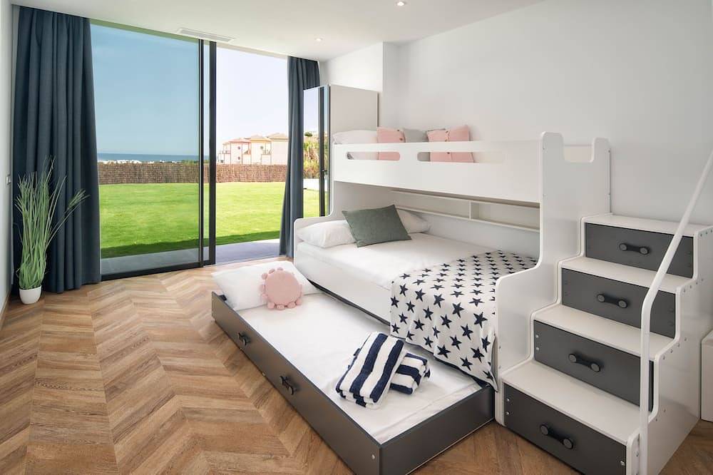 Luxury villa with sea views. Private gym/ping pong. Walk to beach, restaurants. in Casares del Sol, Casares