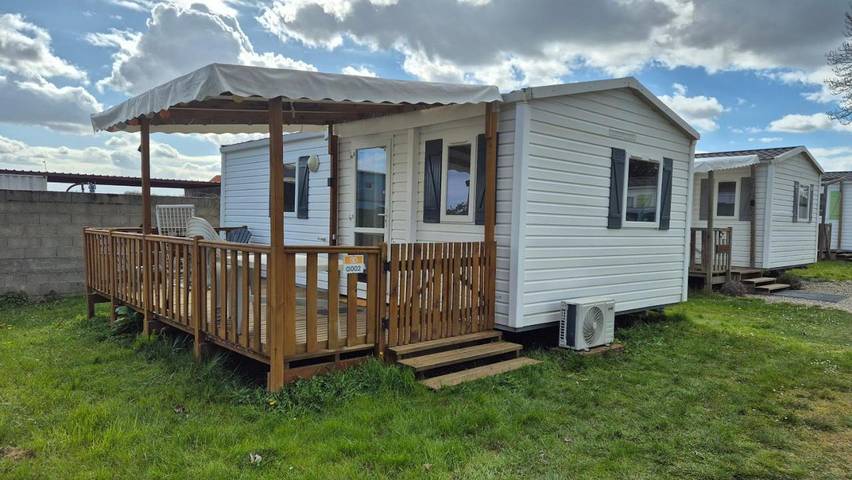Camping pour 5 personnes, avec Terrasse ainsi que Jardin et Piscine