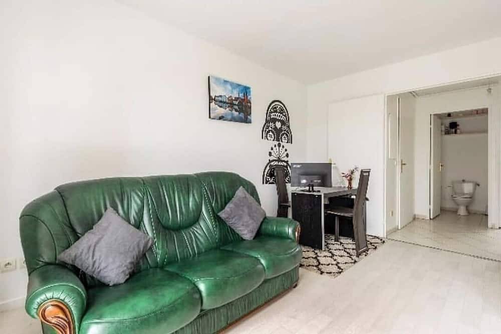 Entire apartment, Studio Appartment with Office,wifi,parking,balcony in Évry-Courcouronnes, Essonne