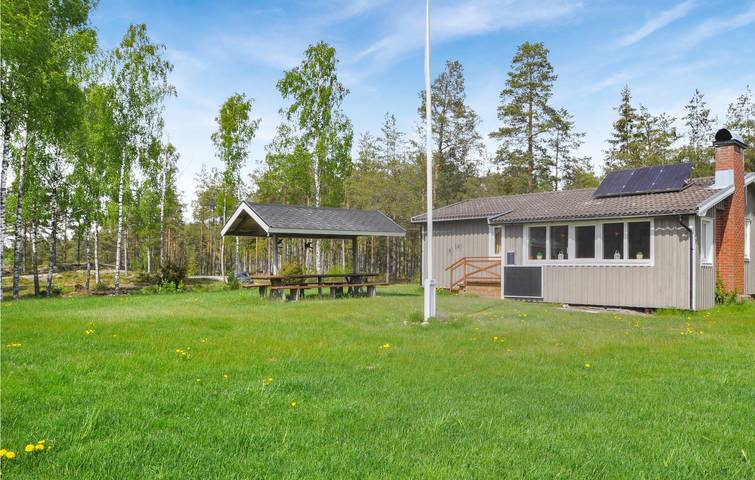 Hus för 5 Personer med trädgård in Vänern