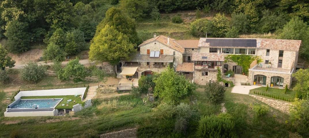 Gîte pour 21 personnes, avec terrasse et jardin ainsi que vue et piscine à Chirols - 3