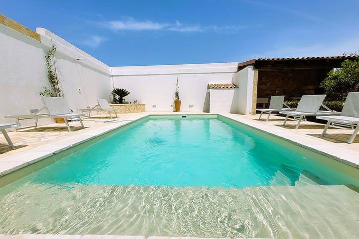 Villa für 8 Personen, mit Balkon und Garten in Tiggiano