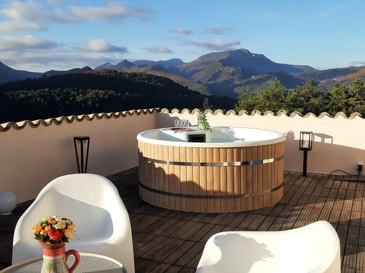 Gîte pour 8 personnes, avec jardin ainsi que jacuzzi et balcon