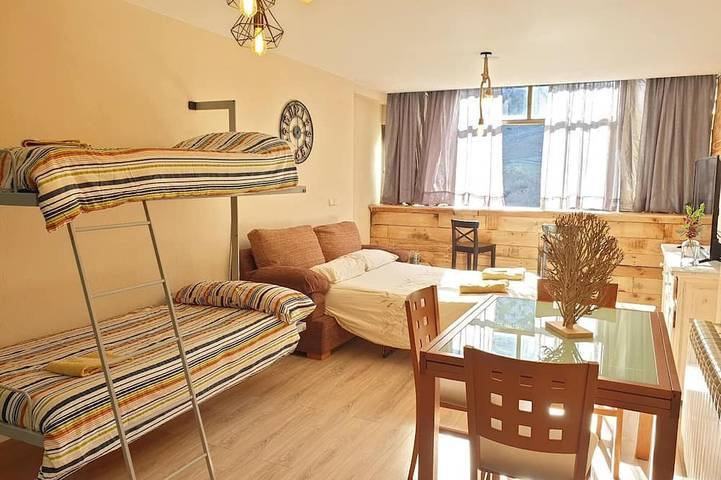 Ganze Wohnung, Schöne Wohnung mit privater Garage direkt an der Piste in Candanchú, Aisa