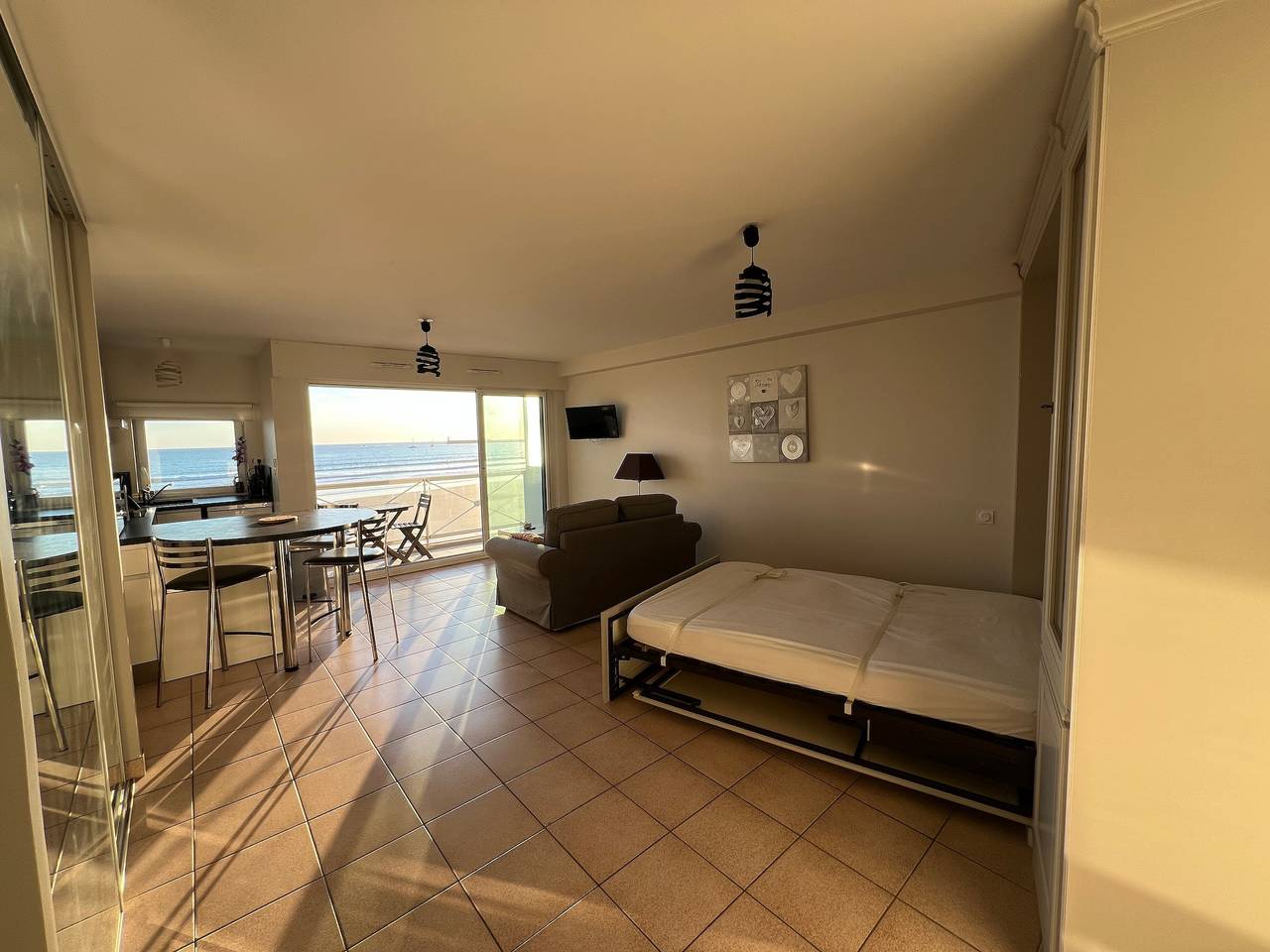Studio entier, Studio 'Le First Vue Mer' avec vue sur mer et balcon in Les Sables-d'Olonne, Vendée
