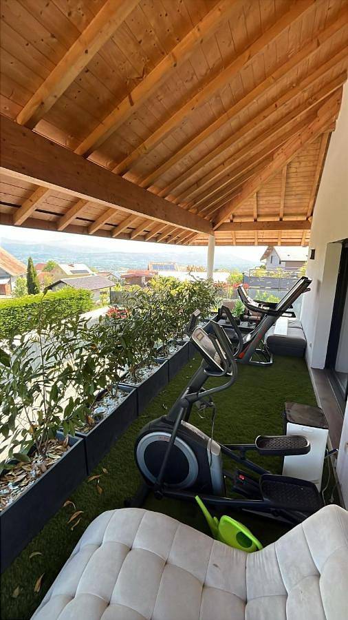 Location de vacances pour 13 personnes, avec vue sur le lac et vue ainsi que jardin et piscine à Reignier-Ésery - 2