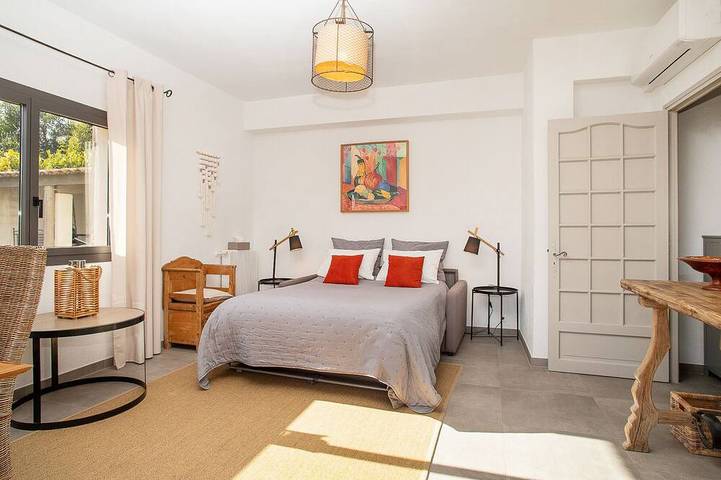 Gîte pour 4 personnes, avec terrasse ainsi que jardin et piscine à Valbonne - 2