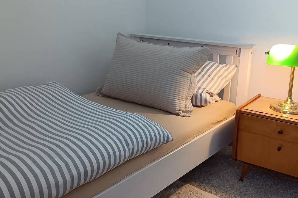 Ganze Wohnung, Frisch renovierte 4-Zimmer-Wohnung mit Weitblick vom Ortsteil Eyb bis zur Altstadt Ansbachs in Ansbach, Romantische Straße