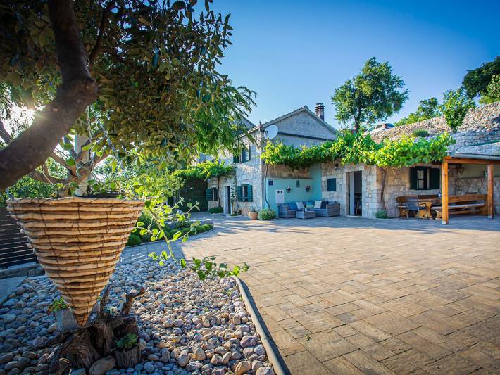 Großes Ferienhaus in Gornji Vinjani mit Pool in Imotski, Makarska Riviera