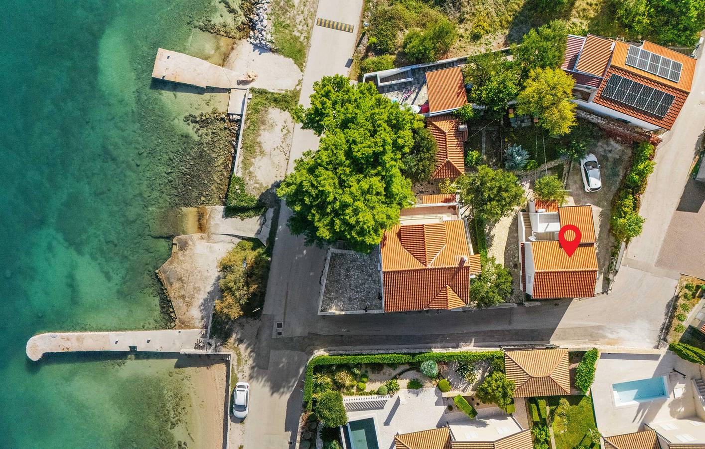 Ganze Ferienwohnung, Apartment mit Meerblick, Terrasse, Küche und Parkplatz – 1,5 km vom Strand entfernt in Betina, Tisno