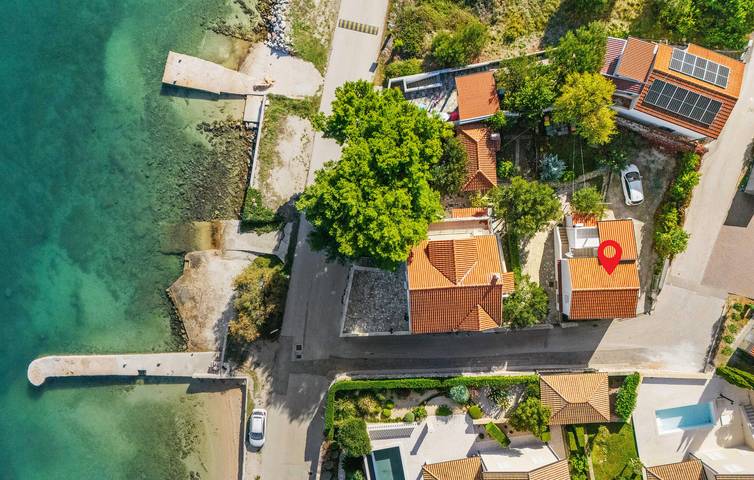 Ganze Ferienwohnung, Apartment mit Meerblick, Terrasse, Küche und Parkplatz – 1,5 km vom Strand entfernt in Betina, Tisno
