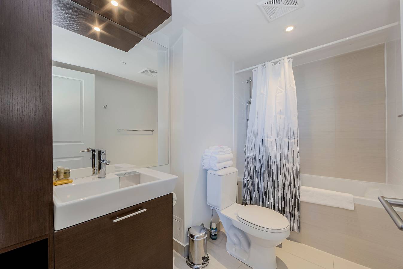 Entire holiday apartment, Downtown Toronto 2 Bedroom 2 Bath Suite near Business district, U of T, Hospital in Toronto, Lake Ontario (Canada)