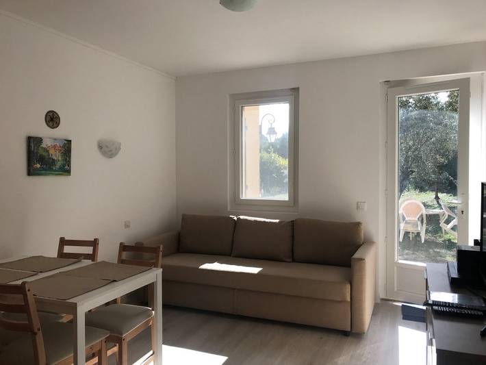 Gîte pour 3 personnes, avec terrasse ainsi que jardin et piscine dans Thermes de Gréoux les Bains - 4