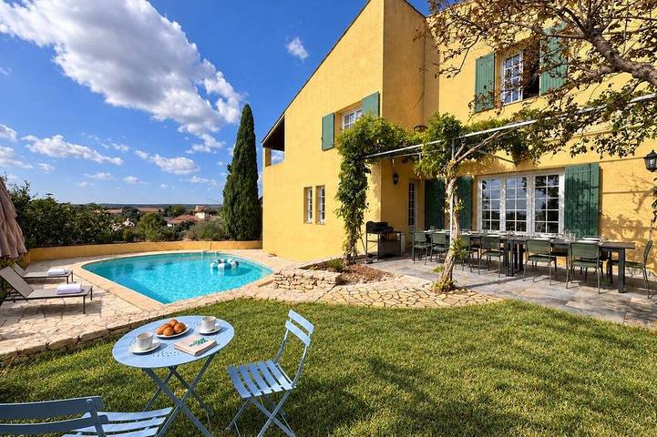 Location de vacances pour 14 personnes, avec Balcon et Jardin à Bezouce