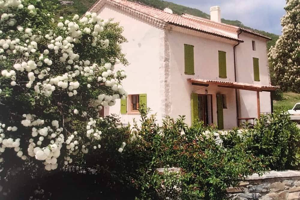 Ganze Wohnung, Gite 600 meters from the medieval village of Orpierre in Orpierre, Gap und Umgebung