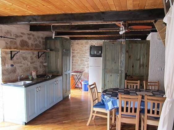 Ganze Ferienwohnung, 2etage app mit Terasse und Garten 60meter von Meer in Betina, Murter