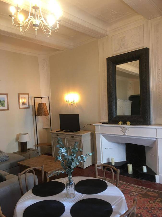 Appartement entier, One-Bedroom Apartment in Lourmarin, Parc naturel régional du Luberon