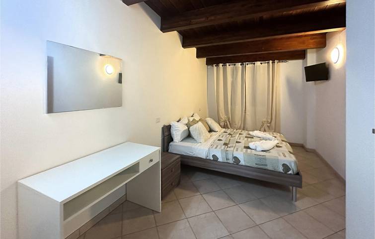 Entire holiday apartment, Cozy Apartment: Parking, TV, Double Bed, Kitchen, WiFi near Lake in Lecce nei Marsi, Abruzzo National Park