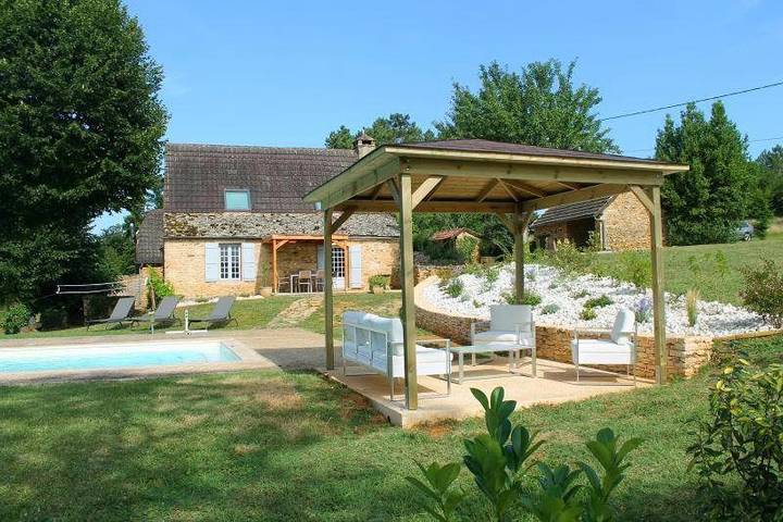 Maison de vacances pour 6 personnes, avec vue ainsi que jardin et piscine, animaux acceptés à La Chapelle-Aubareil