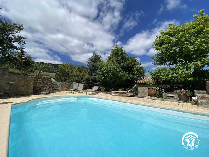 Gîte pour 4 personnes, avec Terrasse ainsi que Jardin et Piscine